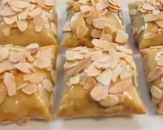 Pastelitas de pollo con almendras fritas y canela